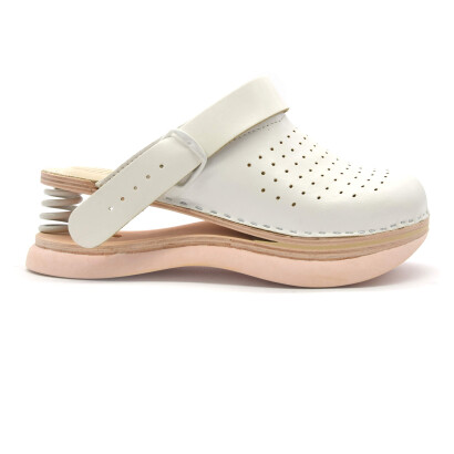 Zaprti ženski čevlji Biancomolina z vzmetjo in masažnim vložkom